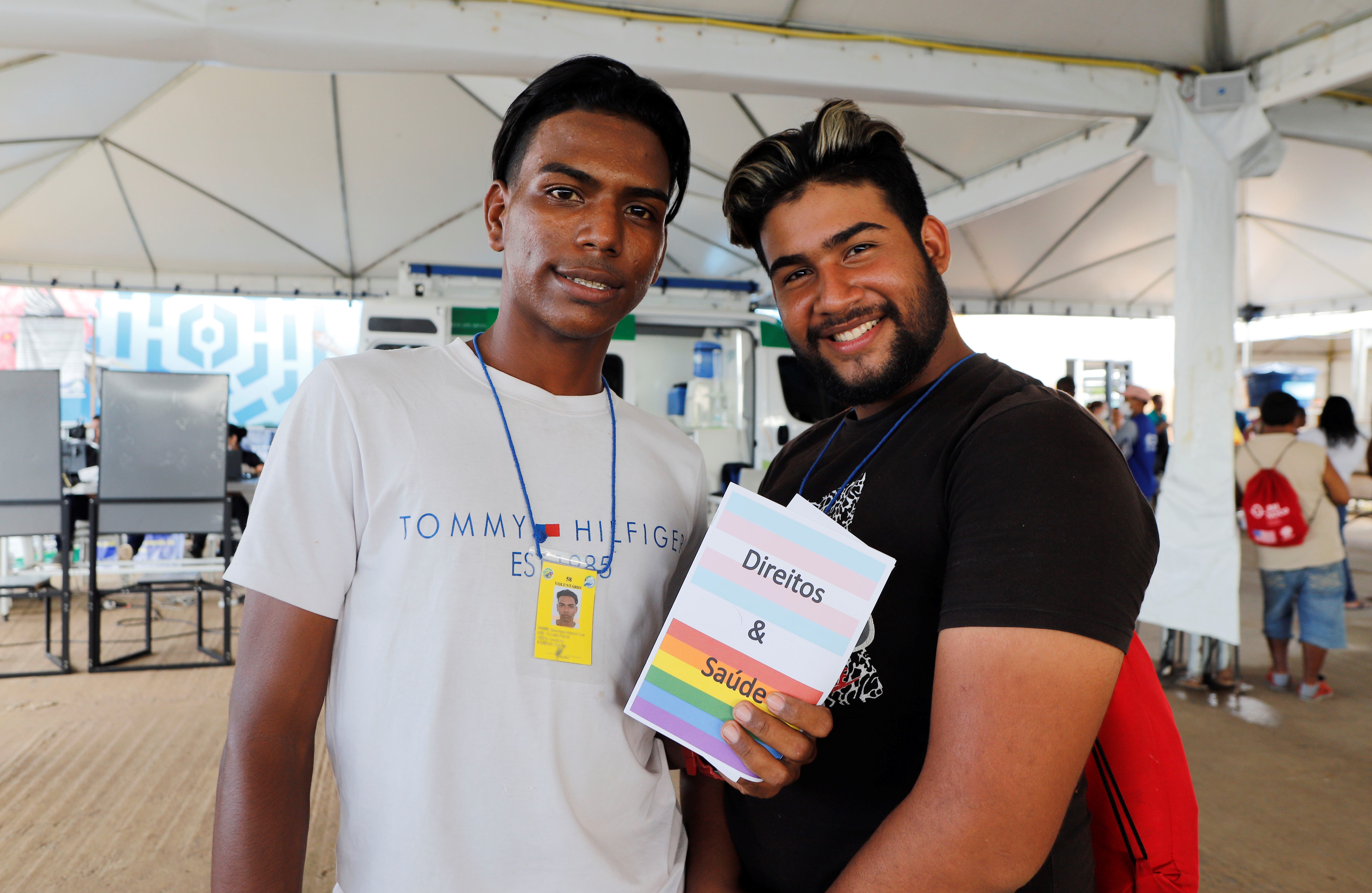 venezolanos Edwin y Romain, participantes del evento de pertenencia a la población LGBTQIA+